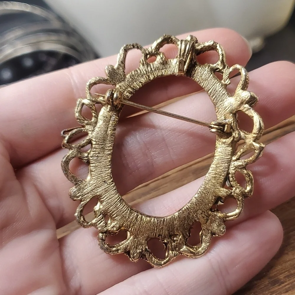 B835 openwork cameo frame‎ brooch estate